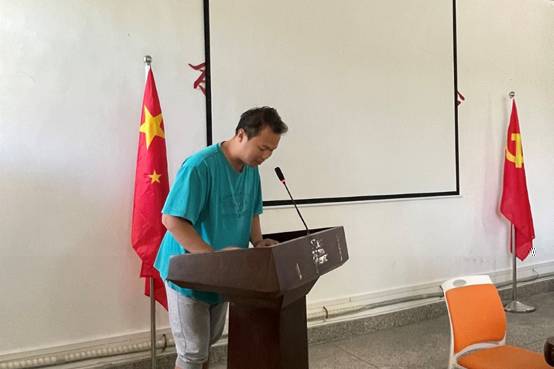 圖片包含 室内, 桌子, 紙, 小描述已自動生成