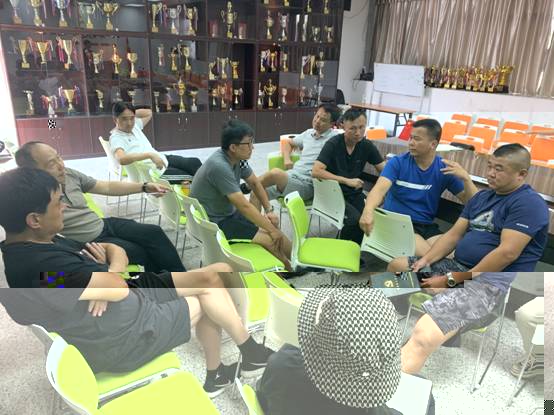 圖片包含 人員, 室内, 就坐, 群組描述已自動生成