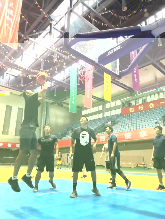 圖片包含 建築物, 人員, 室内, 球場描述已自動生成